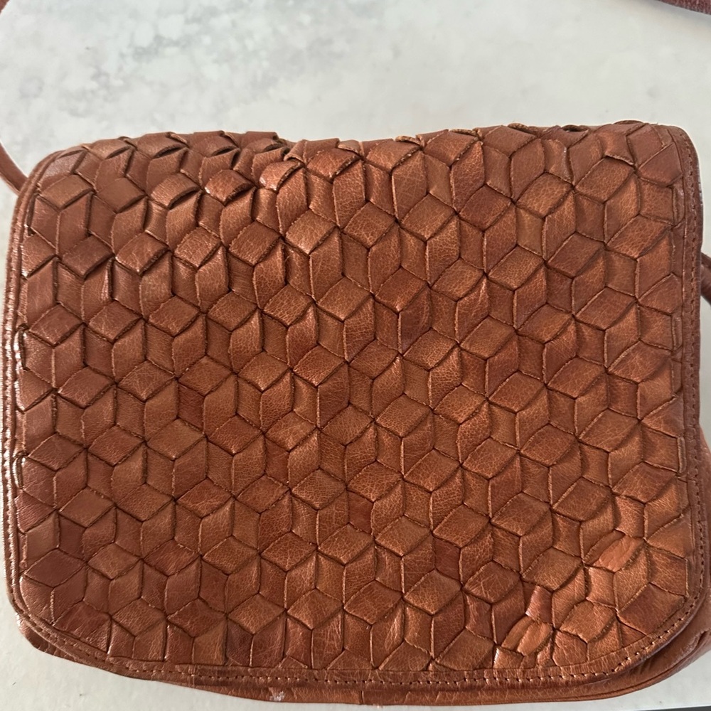 Chic Tan Leather Crossbody Bag